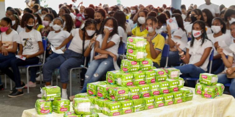 Candeias:Prefeitura realiza entrega de absorventes para alunas da rede municipal