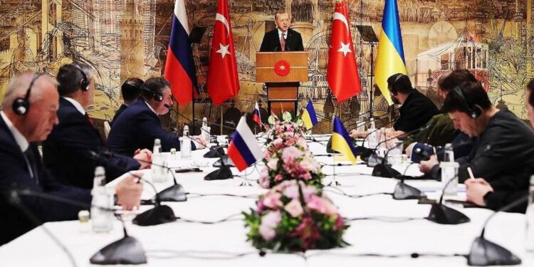 Rússia promete reduzir ataques e Ucrânia propõe adotar neutralidade