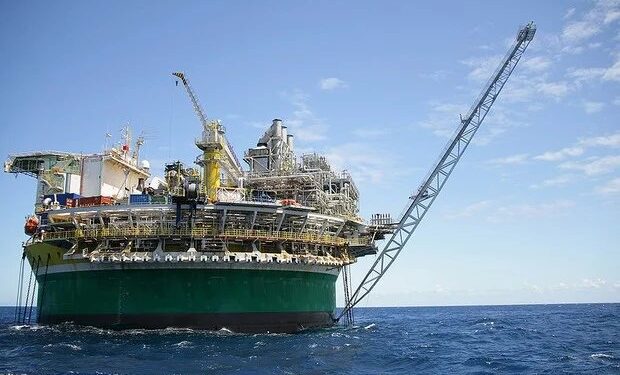 Morre piloto do helicóptero da Petrobras que fez pouso forçado na Bahia