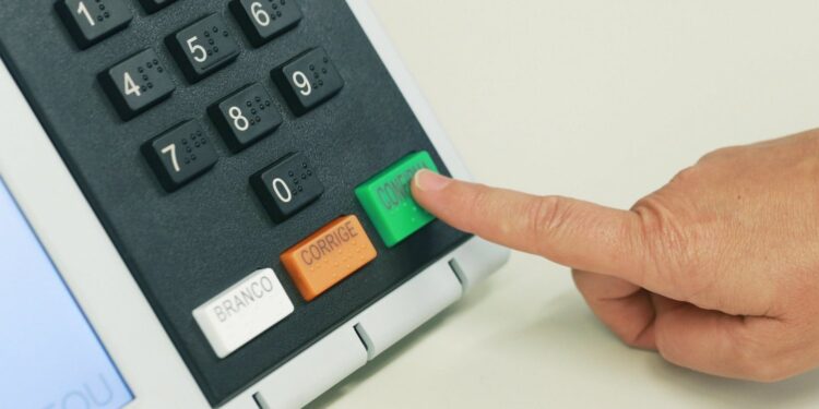 Eleitores que não votaram em 2020 não sofrerão consequências, decide TSE