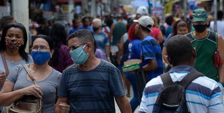 Fiocruz é contra retirar máscaras e passaporte