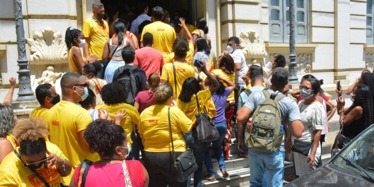 Feira de Santana estabelece novo piso salarial para professores do município