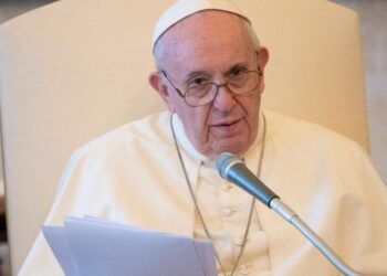 Papa Francisco critica Rússia por “Páscoa de guerra” em missa no Vaticano