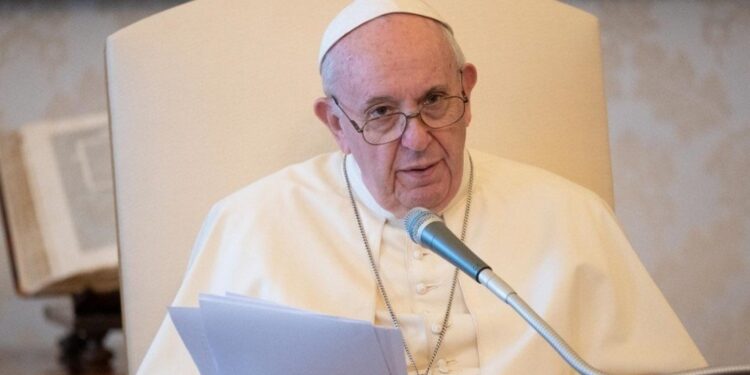 Papa Francisco critica Rússia por “Páscoa de guerra” em missa no Vaticano
