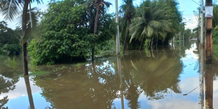 Lauro de Freitas:Chuva alaga condomínios e deixa moradores ilhados