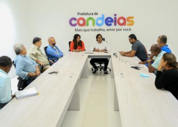 Candeias: Prefeito   anuncia reajustes do piso salarial de professores e servidores municipais