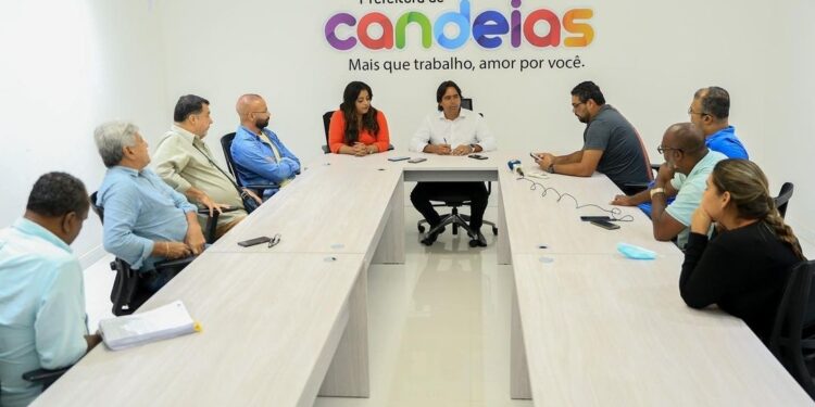 Candeias: Prefeito anuncia reajustes do piso salarial de professores e servidores municipais