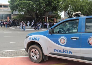 Camaçari: Alunos protestam contra professor denunciado por assédio sexual em colégio 