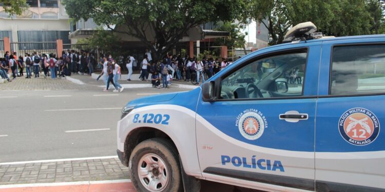 Camaçari: Alunos protestam contra professor denunciado por assédio sexual em colégio 