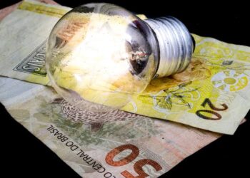 Taxa extra na conta de luz deixa de ser cobrada a partir deste sábado
