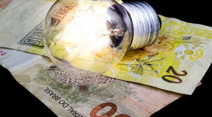 Taxa extra na conta de luz deixa de ser cobrada a partir deste sábado