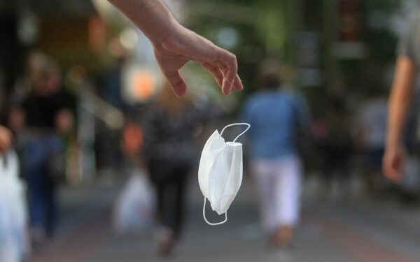 Flexibilização do uso de máscaras em ambientes fechados, gera divergências entre médicos infectologistas