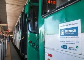 Mulher morre após ser baleada durante assalto a ônibus em Salvador