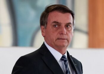 Bolsonaro diz que não vai tabelar preço de combustíveis na Petrobras