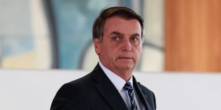 Bolsonaro diz que não vai tabelar preço de combustíveis na Petrobras