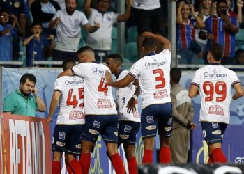Bahia vence Ponte Preta e volta a liderar Série B