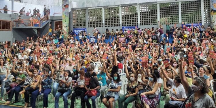 Decisão judicial suspende greve e determina retorno imediato dos professores ao trabalho