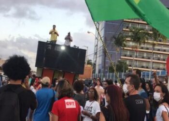 Morte de Genivaldo gera protesto em frente à sede da Polícia Federal em Aracaju