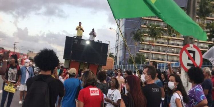 Morte de Genivaldo gera protesto em frente à sede da Polícia Federal em Aracaju