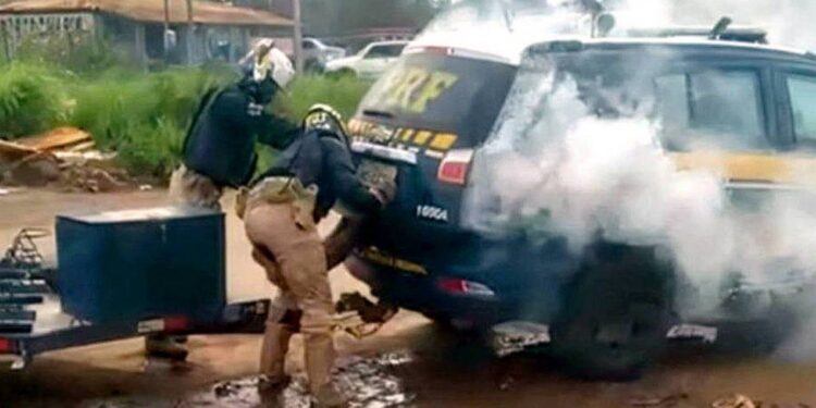 PRF diz que não compactua com conduta que matou homem asfixiado em viatura em Sergipe: “Caso isolado”