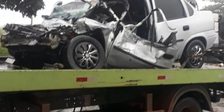 Na BR-101, três pessoas da mesma família morreram em grave acidente