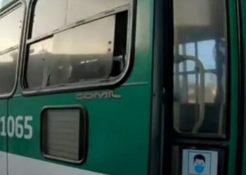 Em assalto a ônibus, bandido ameaça motorista por não gostar do celular da vítima