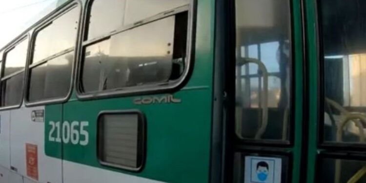 Em assalto a ônibus, bandido ameaça motorista por não gostar do celular da vítima