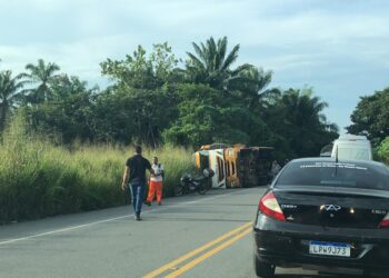 Candeias: Carreta tomba na BA 522, próximo a curva do bombeiro