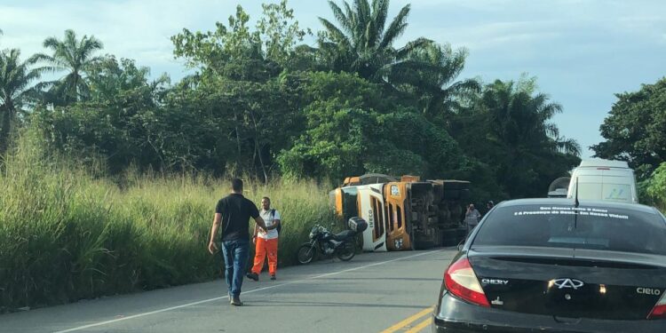 Candeias: Carreta tomba na BA 522, próximo a curva do bombeiro
