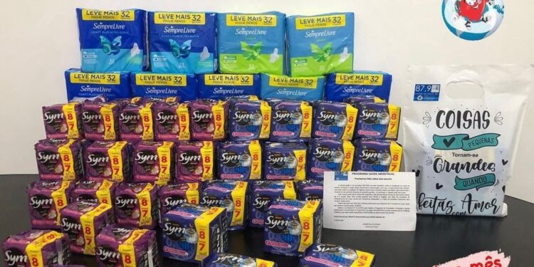 Madre de Deus: Radio Madrefm entrega absorventes para alunas da rede municipal