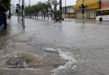 Pernambuco identifica 79 mortes após fortes chuvas no estado, diz governador