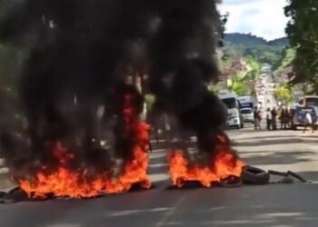 Moradores de Teolândia protestam contra cancelamento da Festa com Gustavo Lima, fechando trecho da BR-101