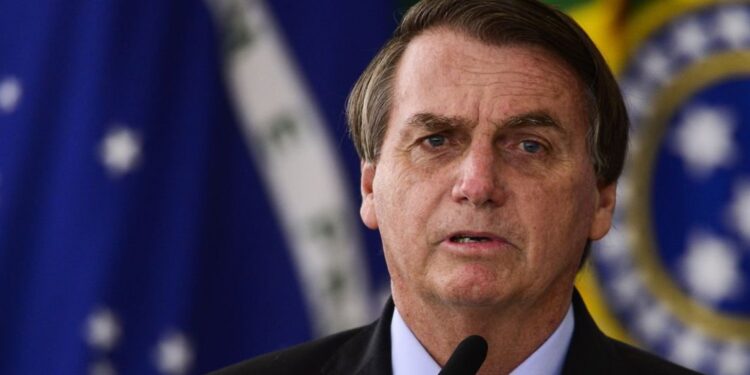 Bolsonaro afirma que vai a debates no primeiro turno “se Lula for”