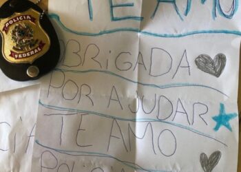 Menina de 9 anos entrega carta a policiais, após prisão de pedófilo