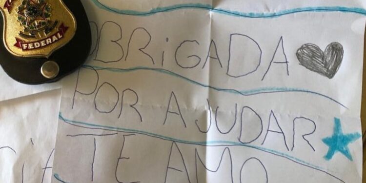 Menina de 9 anos entrega carta a policiais, após prisão de pedófilo