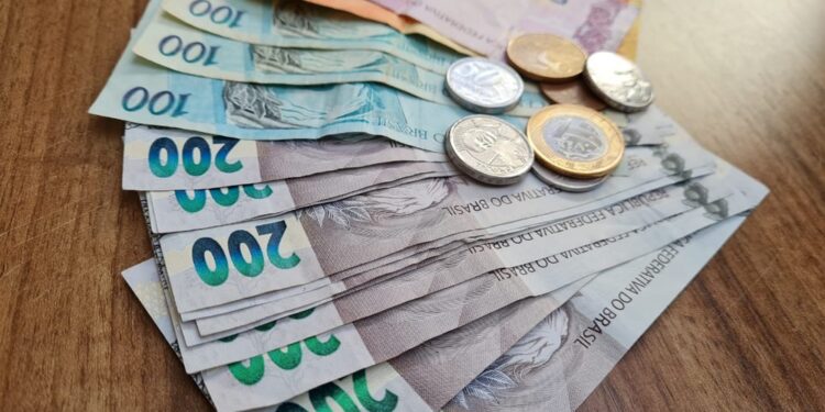 Datafolha: 63% dos brasileiros afirmam não ganhar o suficiente e ter problemas financeiros