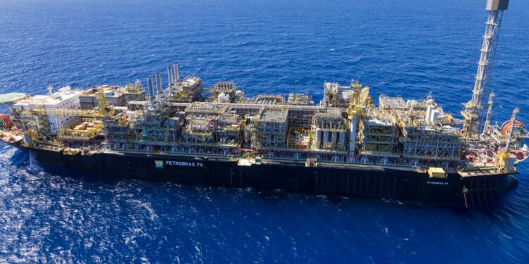 Petrobras tem lucros absurdos, enquanto o brasileiro paga caro na com gasolina e diesel