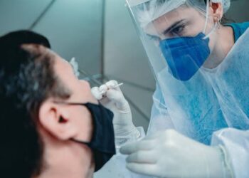 França tem sétima onda da Covid com mutação de variante da ômicron