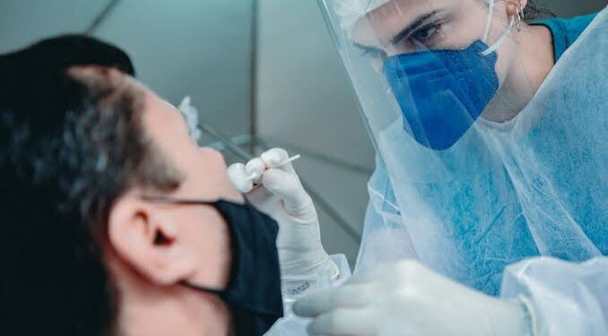 França tem sétima onda da Covid com mutação de variante da ômicron