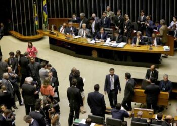 Câmara deve votar PECs para redução do preço de combustíveis até julho