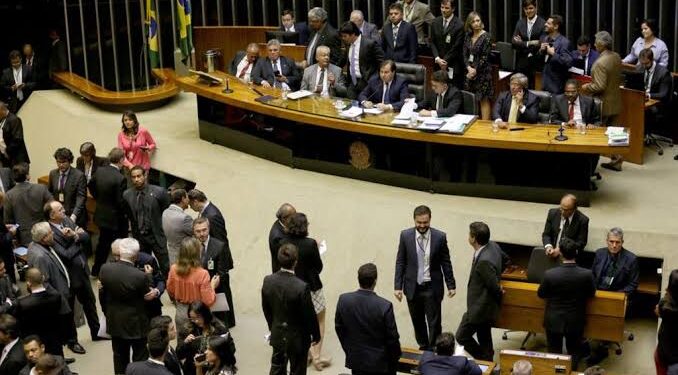 Câmara deve votar PECs para redução do preço de combustíveis até julho