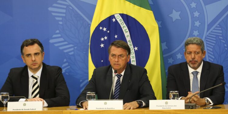 Combustível: Bolsonaro propõe ressarcir estados em troca de ICMS zero