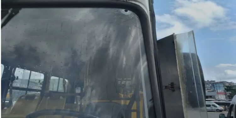 Candeias :Bandidos atiram em ônibus e assaltam estudantes do município