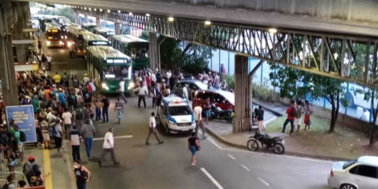 Salvador: Tiroteio deixa feridos e um morto no terminal de ônibus de Pirajá