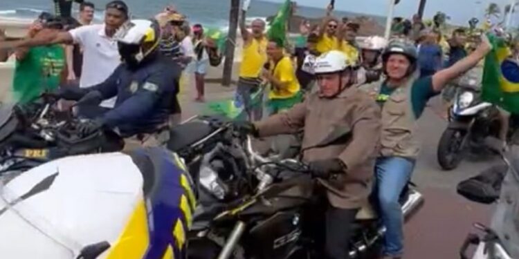 Em discurso no Farol da Barra, Bolsonaro diz que “teremos o combustível mais barato do mundo”