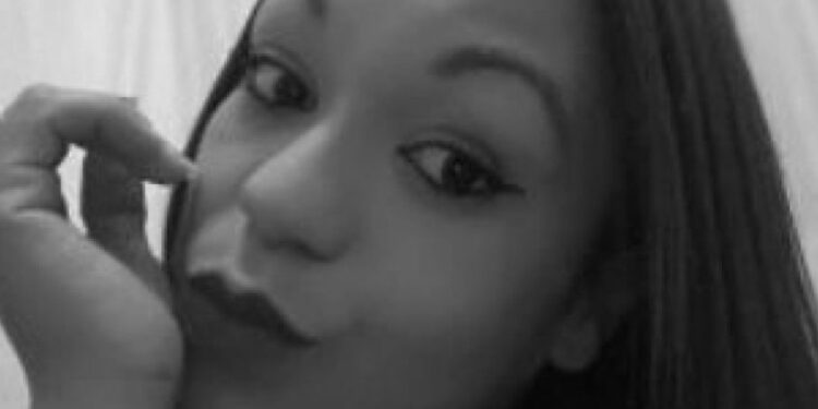 Homem mata ex-companheira com golpes de facadas na frente das filhas de 5 e 8 anos