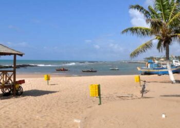 Graer busca mergulhador que desapareceu na Praia de Arembepe, em Camaçari