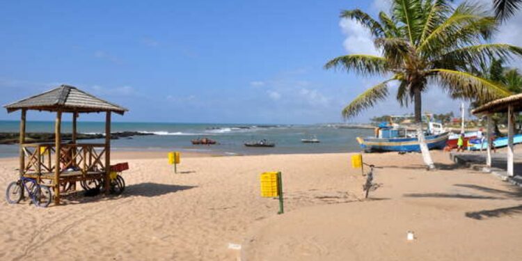 Graer busca mergulhador que desapareceu na Praia de Arembepe, em Camaçari