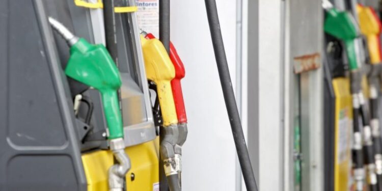 Preços dos combustíveis voltam a cair nos postos, diz ANP