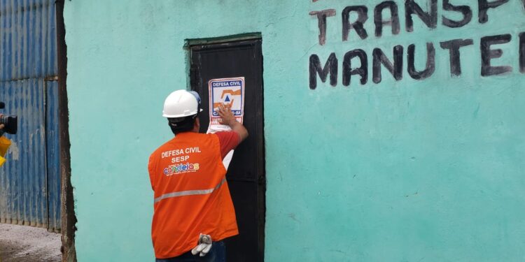 Candeias: Casa onde houve incêndio é interditada e será demolida, diz Defesa Civil